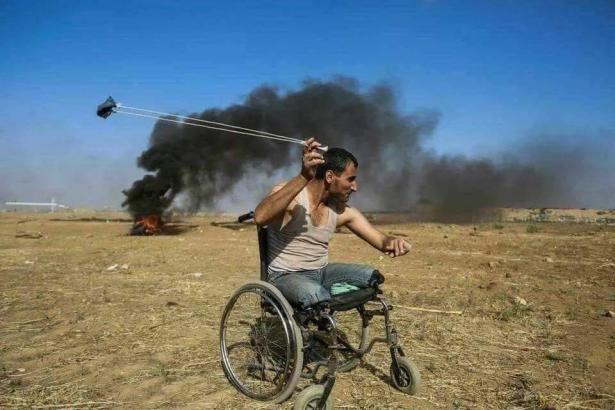 صورة مؤثرة لمُقعد فلسطيني تفوز بجائزة دولية