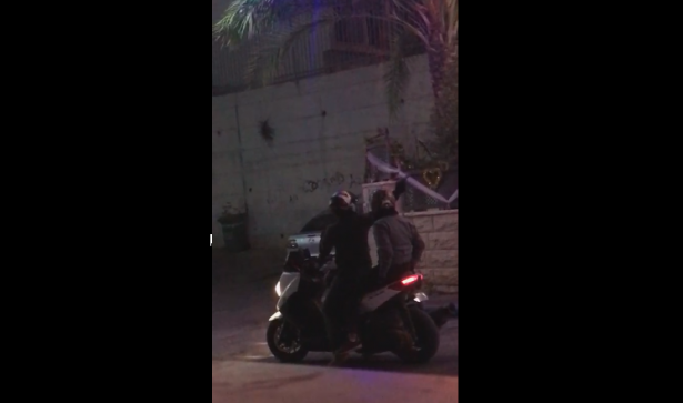 مجهولان ملثمان يطلقان النار  على احد المنازل بدير حنا الليلة (فيديو)