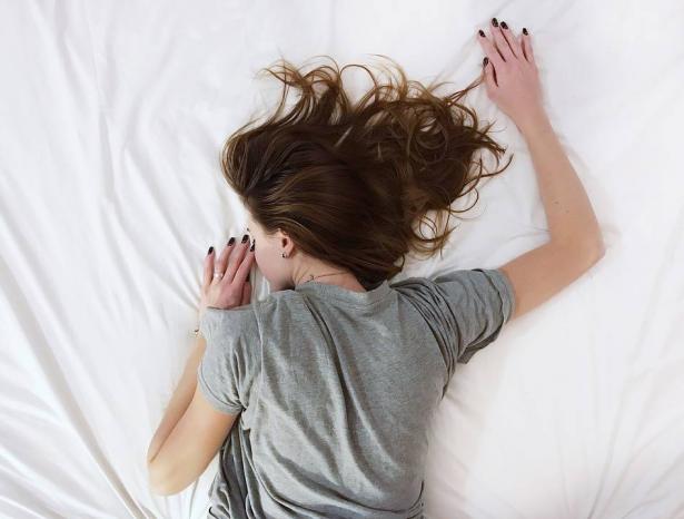 دراسة: النوم أقل من 7 ساعات يهدد بإعاقات في المهارات العقلية