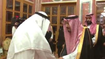 نشطاء يعلقون على ملامح سلمان وابنه مع نجل خاشقجي