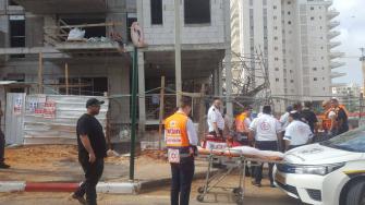 تخليص 3 عمال والبحث عن رابع اثر انهيار سقايل في ورشة بناء ببيتح تكفا