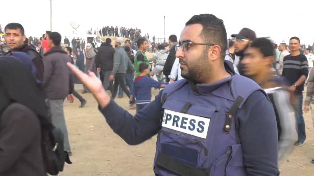 غزة: صحفي يعتذر بعد صفعه لطفل مر أمام الكاميرا (فيديو)