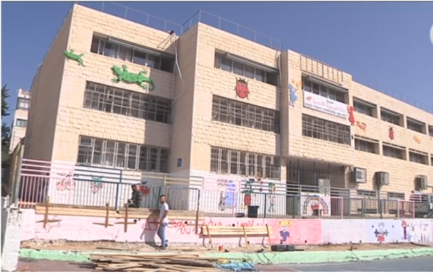ابو الحمص للشمس: اكتظاظ شديد بمدارس العيساوية، مضربون حتى فتح مدرسة للذكور