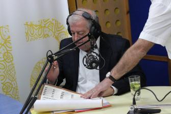 وليد العفيفي يوقع على ميثاق الشرف