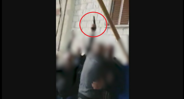 شاهد: طمراوي (74 عامًا) يطلق النار  ويرقص حاملا مسدسه وسط الجمهور للتعبير عن فرحته