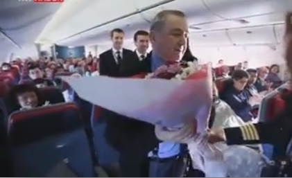 مؤثر: طيار تركي يفاجأ معلمه على متن الطائرة بشكره