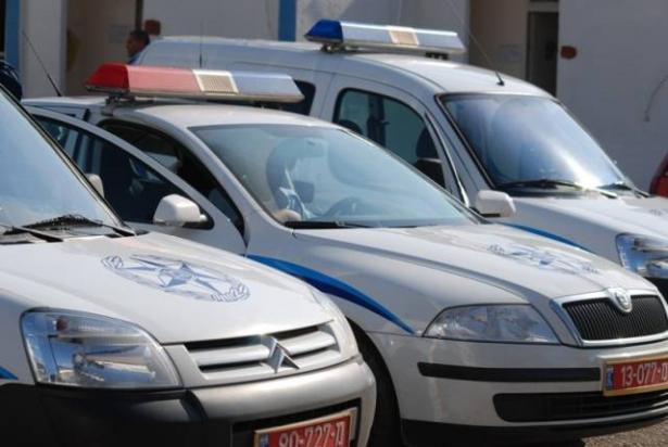 الشرطة تداهم مبنى بقلنسوه باستخدام قنابل صوتية