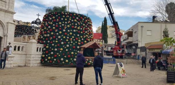 شاهد: تركيب شجرة الميلاد في ساحة البشارة في الناصرة