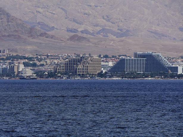 بعد ضرب إسرائيليين بمطرقة.. سكان إيلات يطالبون بـ”طرد” العمال الأردنيين