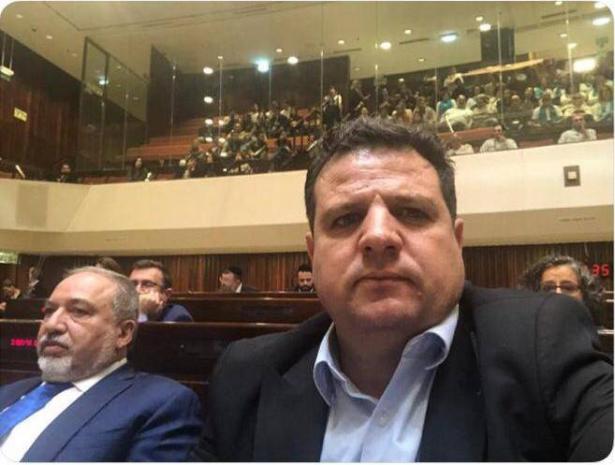 شاهد بالصور: النائب عودة بجانب افغدور ليبرمان في الكنيست، ويعلق: 
