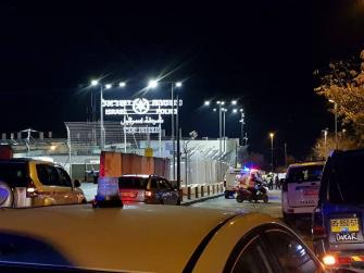 اقتحام منزل منفذ عملية الطعن بالقدس واعتقال والدته
