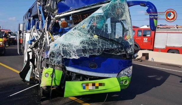 حادث طرق مروع بين شاحنة وحافلة في حيفا يسفر عن اصابات حرجة
