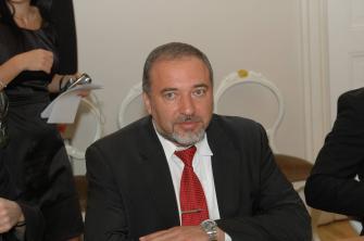 ليبرمان يقدم استقالته رسميًا