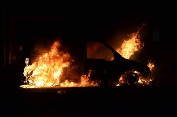 ام الفحم: مجهولون يضرمون النار بسيارتين ويطلقون النار