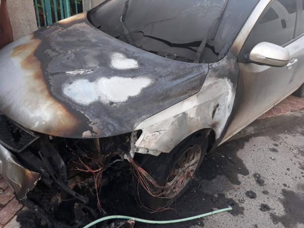 شاهد: مجهولان يضرمان النار بسيارة محاسب مجلس طرعان  فجر اليوم