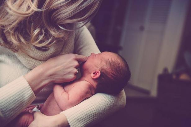 فوائد الرضاعة الطبيعية للام والطفل وتأثيرها الصحي