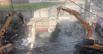 هدم عشرات المحلات في مخيم شعفاط بالقدس بحجة بناءها دون ترخيص