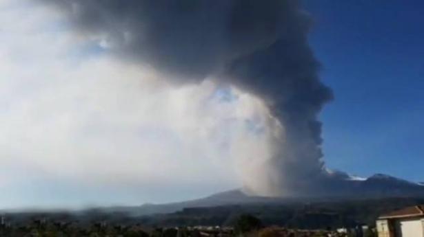 شاهد.. ثوران بركان ضربته 130 هزة أرضية في إيطاليا