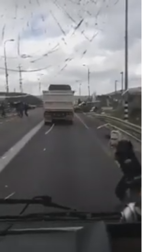 فيديو يوثق اعتداء مستوطنين على سيارة سائق فلسطيني  خلال تواجده فيها