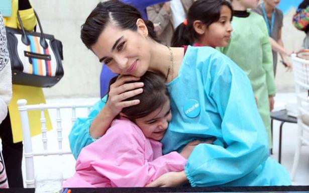 الممثلة التركية توبا بويوكوستون المعروفة بـ «لميس» تقضي يوماً مع أطفال سوريين
