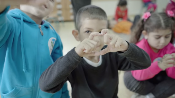 أطفال من غزة وإسرائيل يغنون 