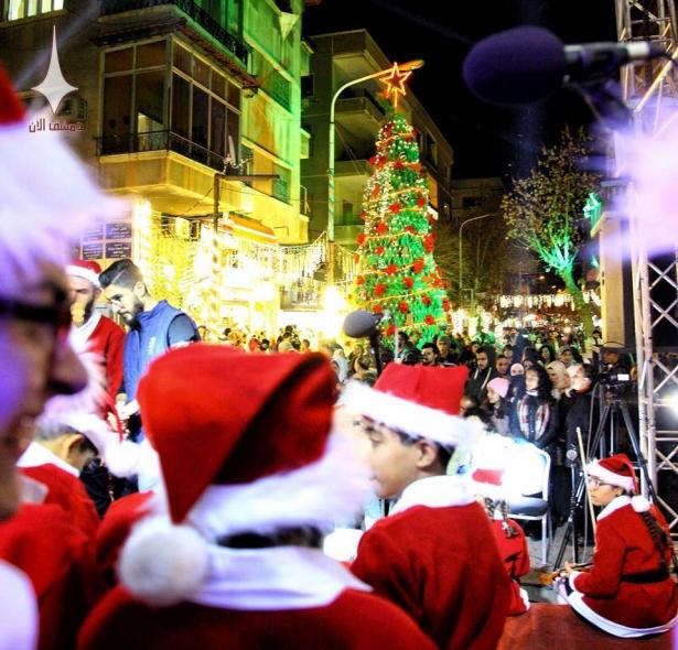 بالصور.. دمشق تتزين لعيد الميلاد بعيداً عن دوي القذائف للمرة الأولى منذ سنوات