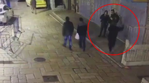 توثيق عملية الطعن بالقدس فجر اليوم والتي أدت إلى إصابة شرطيين إسرائيليين ومقتل المنفذ