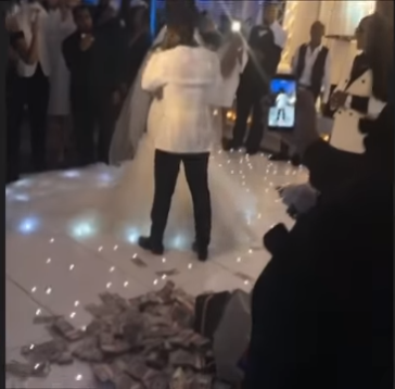 فنان يرمي 100 ألف دولار أمام والدته يوم زفافها
