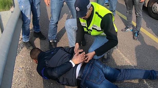 شاهد: اعتقال افراد عصابة سرقة سيارات من: الناصرة ويافة واعبلين وجنين