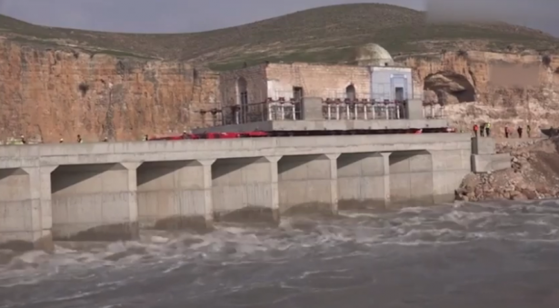 بالفيديو.. نقل مسجد عمره 611 عاما في تركيا بسبب بناء سد