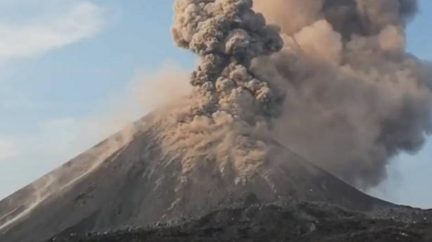 الكارثة بدأت هنا.. فيديو البركان الذي فجّر تسونامي إندونيسيا
