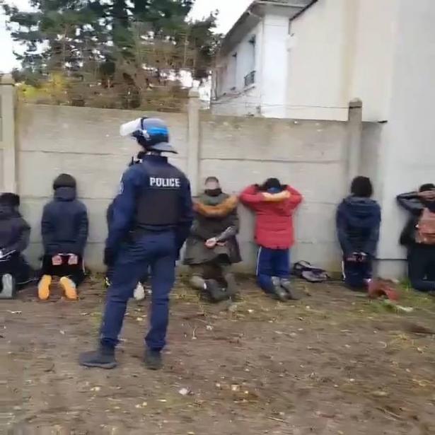 جدل بعد تركيع طلاب مدارس في فرنسا احتجوا على الغلاء (فيديو)