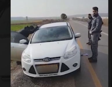 شاهد: ضبط فلسطينيين في الصندوق الخلفي لسيارة بدون تصاريح قانونية