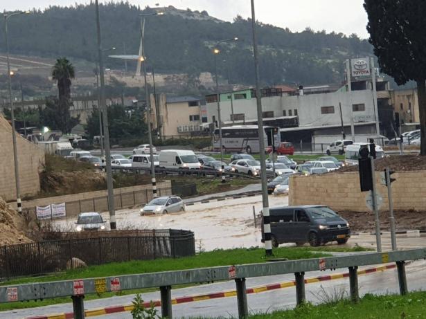 الناصرة: اغلاق شوارع بسبب الفيضانات