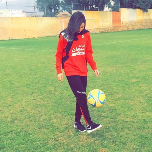 لاعبة كرة القدم رماح عدوي من طرعان تشارك ببطولة كروية في البحرين