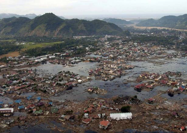 زلزال وتسونامي يضربان اندونيسيا في اسبوع