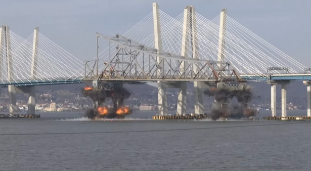 بالفيديو... مشاهد تخطف الأنفاس أثناء هدم جسر في نيويورك