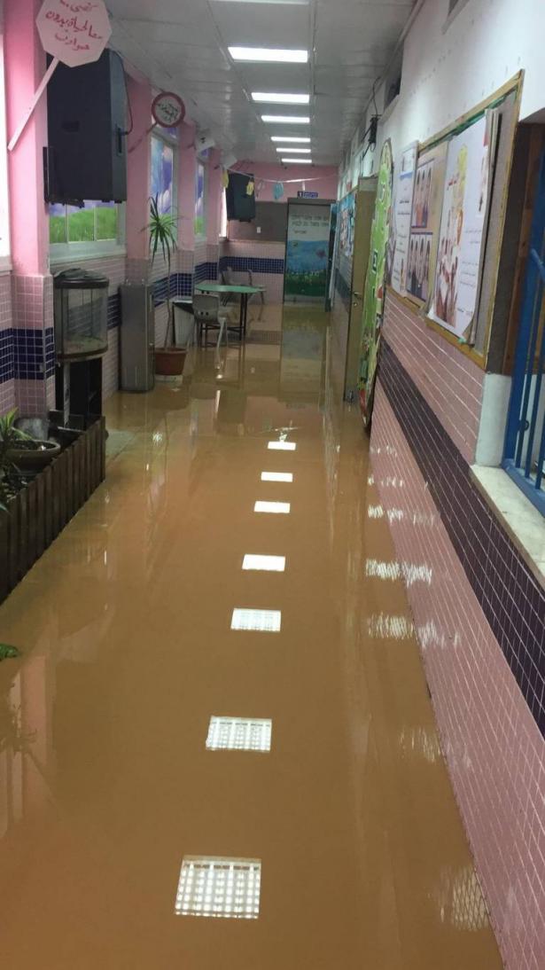 يحدث في طمرة صباح اليوم: مياه الامطار تغرق مدرسة الزهراء 