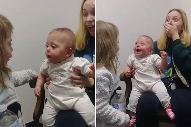 طفلة صغيرة تسمع لأول مرة صوت أختها وأمها (فيديو)