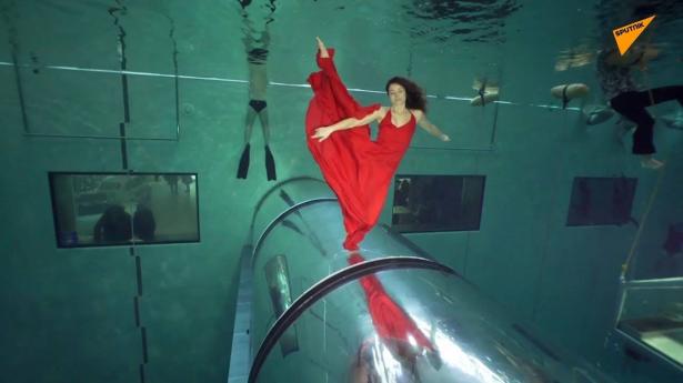 بالفيديو... ثنائي يحقق رقما قياسيا في الرقص تحت الماء دون أوكسجين