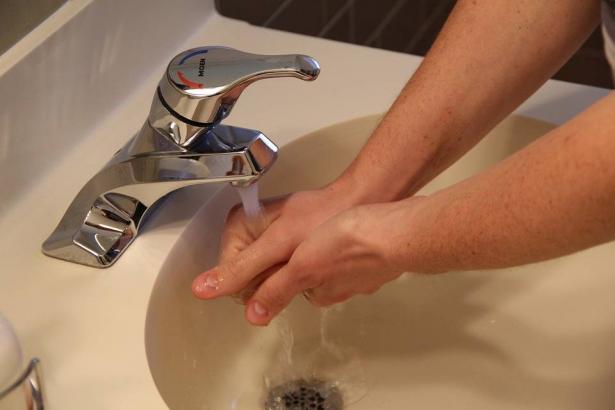 7 مواقف يجب أن تغسل يديك بعدها لتجنب انتقال الجراثيم