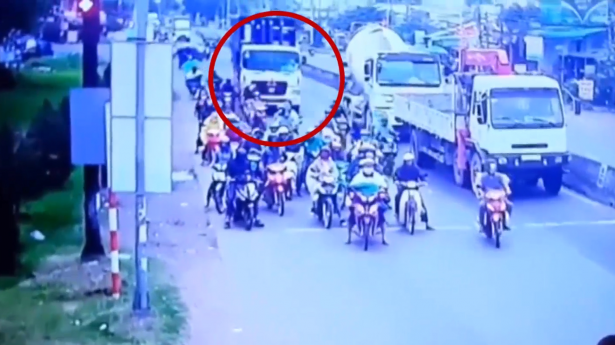 في مشهدٍ مرعب .. سائق شاحنة يرتكب مجزرة بحقّ مجموعة من سائقي الدراجات الناريّة!