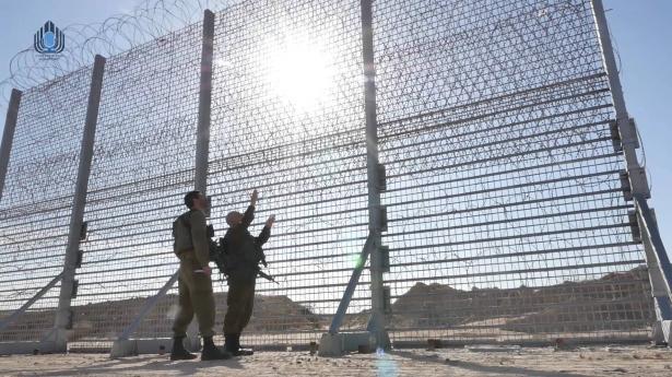 الجيش الإسرائيلي يعلن بدء بناء الجزء العلوي من الجدار الجديد على حدود غزة