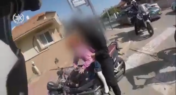شاهد: ضبط سائق دراجة ناريه في النقب مع طفلته بقيادة خطرة