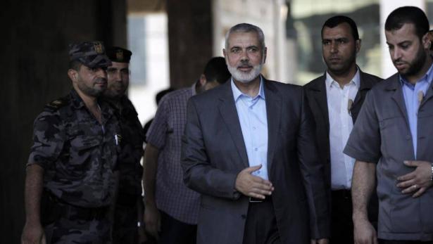 وفد من حركة حماس برئاسة هنية يغادر قطاع غزة إلى مصر