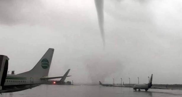 إعصار شديد يضرب مطار انطاليا في تركيا ويخلف أضرارا كبيرة