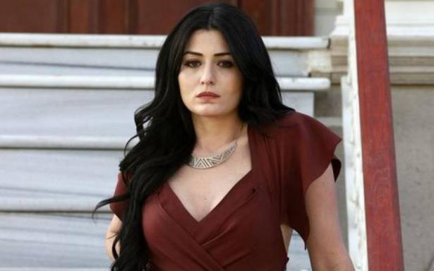 المحكمة تبرئ الممثلة التركية دينيز شاكر من الإساءة لمحجبات في مقهى بإسطنبول