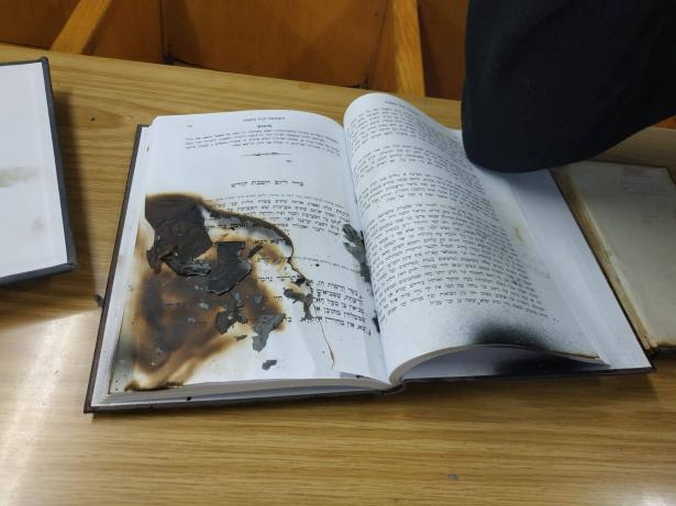 حرق كتب توراة وشعارات مسيئة بكنيس في نتانيا