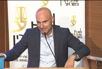 نافيه يرفع دعوى تعويض بقيمة 1.9 مليون دولار ضد إذاعة الجيش لكشفها تورطه بفضيحة جنسية