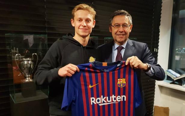 برشلونة يخطف الموهبة الهولندية دي يونغ